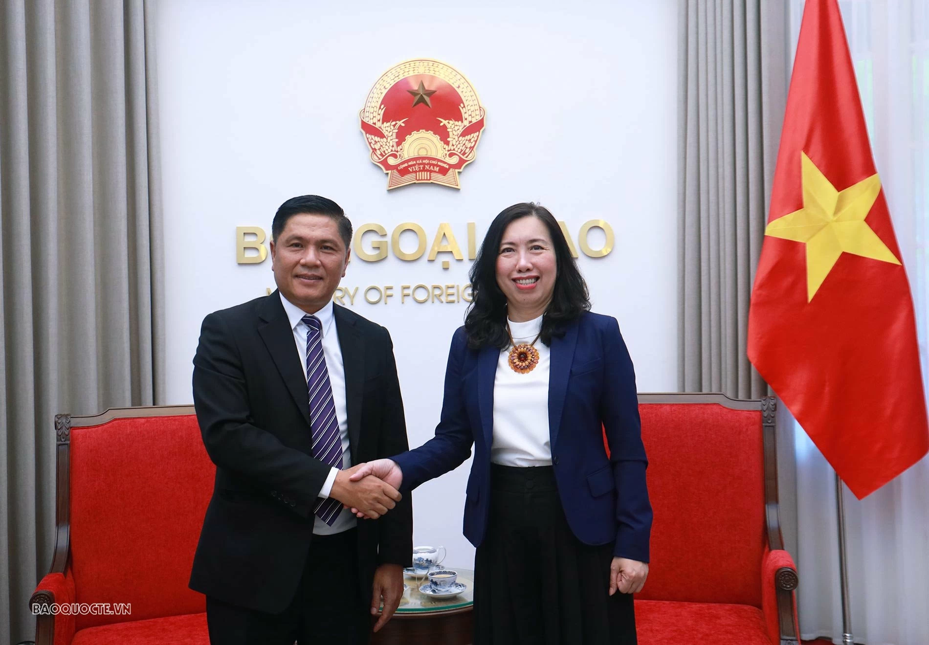 Thứ trưởng Ngoại giao Lê Thị Thu Hằng đã tiếp đoàn Vụ Báo chí, Bộ Ngoại giao Lào do đồng chí Somkhit Vankham, Vụ trưởng Vụ Báo chí, Người Phát ngôn Bộ Ngoại giao Lào. (Ảnh: Thành Long) Thứ trưởng Ngoại giao Lê Thị Thu Hằng đã tiếp đoàn Vụ Báo chí, Bộ Ngoại giao Lào do đồng chí Somkhit Vankham, Vụ trưởng Vụ Báo chí, Người Phát ngôn Bộ Ngoại giao Lào. (Ảnh: Thành Long)