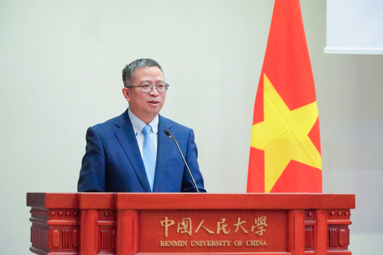 Đại sứ Phạm Thanh Bình dự và trao đổi chuyên đề tại Hội thảo “Câu chuyện Đại sứ” do Viện Nghiên cứu Tài chính Trùng Dương và Học viện Lãnh đạo Toàn cầu, Đại học Nhân dân Trung Quốc đồng tổ chức tại Bắc Kinh ngày 12/3. 
