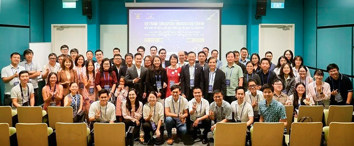 Đại sứ Trần Phước Anh chụp ảnh lưu niệm cùng các chuyên gia, trí thức người Việt tham dự Diễn đàn Trí thức và Đổi mới sáng tạo Việt Nam tại Singapore (VSIF) 2026. 