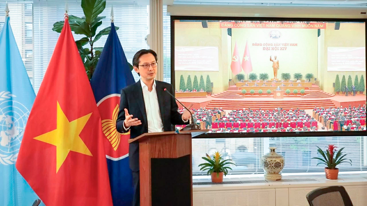Đại sứ Đỗ Hùng Việt chủ trì buổi gặp gỡ, thông tin với bạn bè Mỹ thông tin về kết quả Đại hội Đảng XIV và Kỳ họp thứ nhất Quốc hội khóa XVI. 