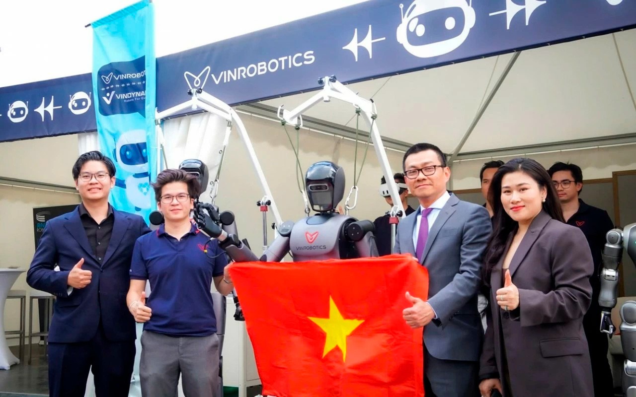 Đại sứ Vũ Lê Thái Hoàng tại một gian hàng của VinRobotics, trong khuôn khổ sự kiện “Ngày Công nghệ Robot Việt Nam” với sự tham gia của đông đảo đại diện ngoại giao, tổ chức quốc tế, chuyên gia, học giả, doanh nghiệp công nghệ, nhà đầu tư và cộng đồng người Việt Nam tại Áo, ngày 5/6. 