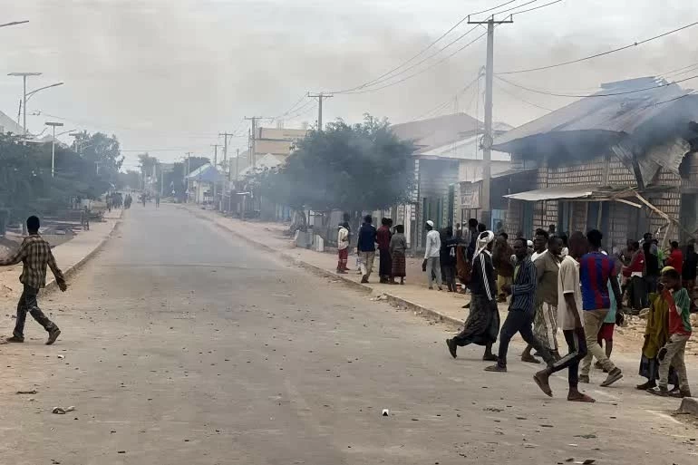 Khói bốc lên tại Baidoa sau khi một cửa hàng trúng đạn pháo trong cuộc đụng độ giữa quân đội liên bang Somalia và các lực lượng đối lập ngày 17/8. (Nguồn: Al Jazeera)