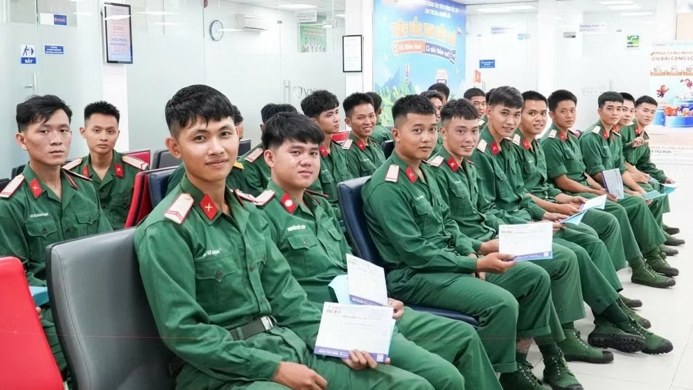 Tiêm vaccine miễn phí cho lực lượng tìm kiếm hài cốt liệt sĩ thuộc Quân khu 7