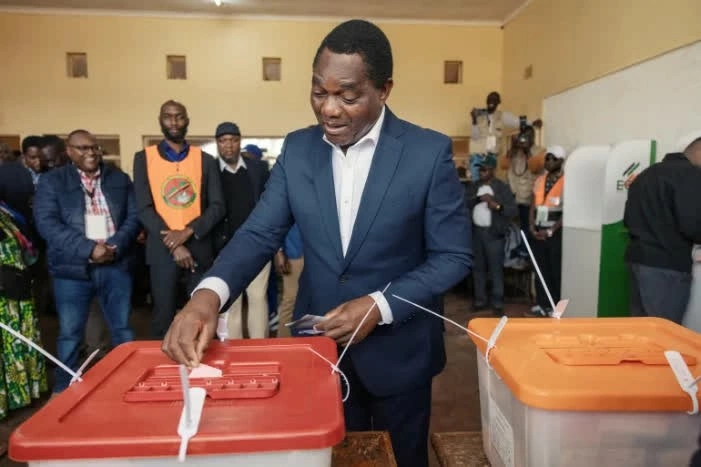 Tổng thống Zambia Hakainde Hichilema bỏ phiếu trong cuộc bầu cử tổng thống ngày 13/8 tại thủ đô Lusaka. (Nguồn: Al Jazeera) Tổng thống Zambia Hakainde Hichilema bỏ phiếu trong cuộc bầu cử tổng thống ngày 13/8 tại thủ đô Lusaka. (Nguồn: Al Jazeera)