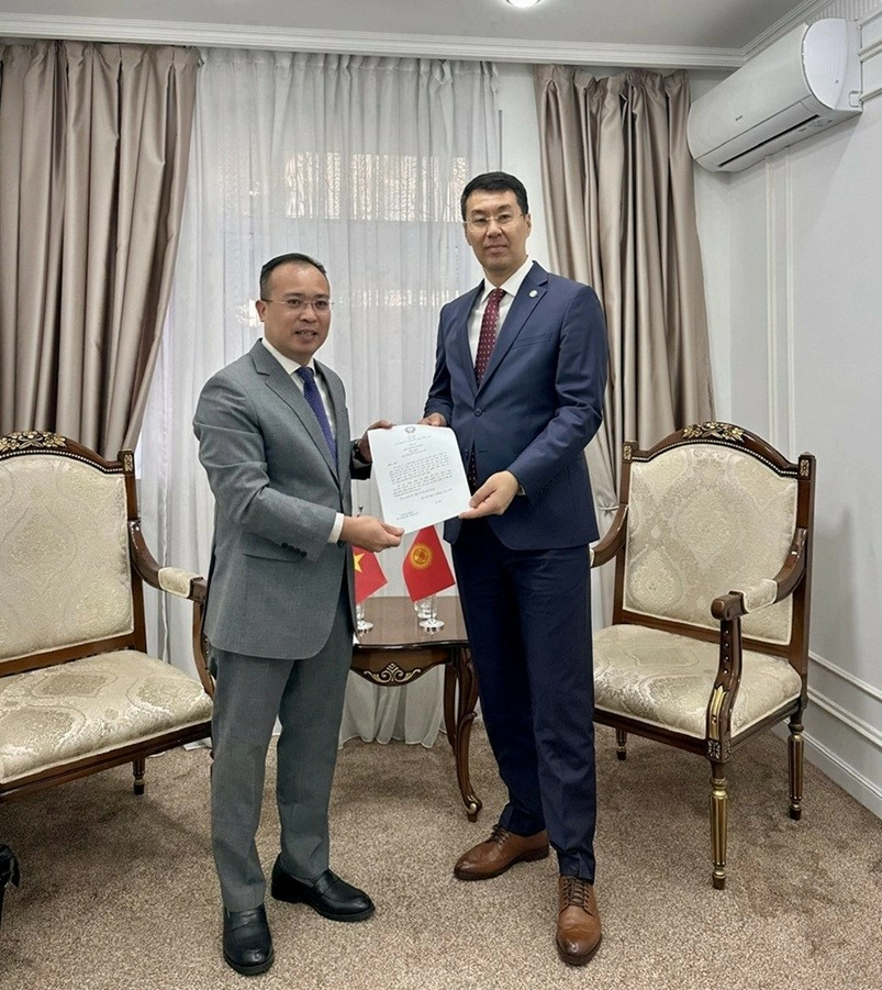 Đại sứ Nguyễn Thành Lê chính thức bắt đầu nhiệm kỳ công tác tại Kyrgyzstan Đại sứ Nguyễn Thành Lê chính thức bắt đầu nhiệm kỳ công tác tại Kyrgyzstan