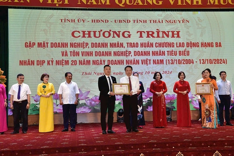 Doanh nhân Phạm Văn Sơn: Hành trình dựng xây giá trị doanh nghiệp và cộng đồng. Doanh nhân Phạm Văn Sơn: Hành trình dựng xây giá trị doanh nghiệp và cộng đồng.