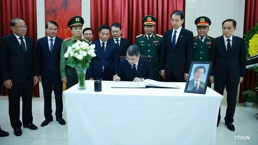 Thủ tướng Lê Minh Hưng dẫn đầu Đoàn đại biểu Đảng, Nhà nước, Mặt trận Tổ quốc Việt Nam viếng nguyên Thủ tướng Quốc vụ viện Trung Quốc Chu Dung Cơ