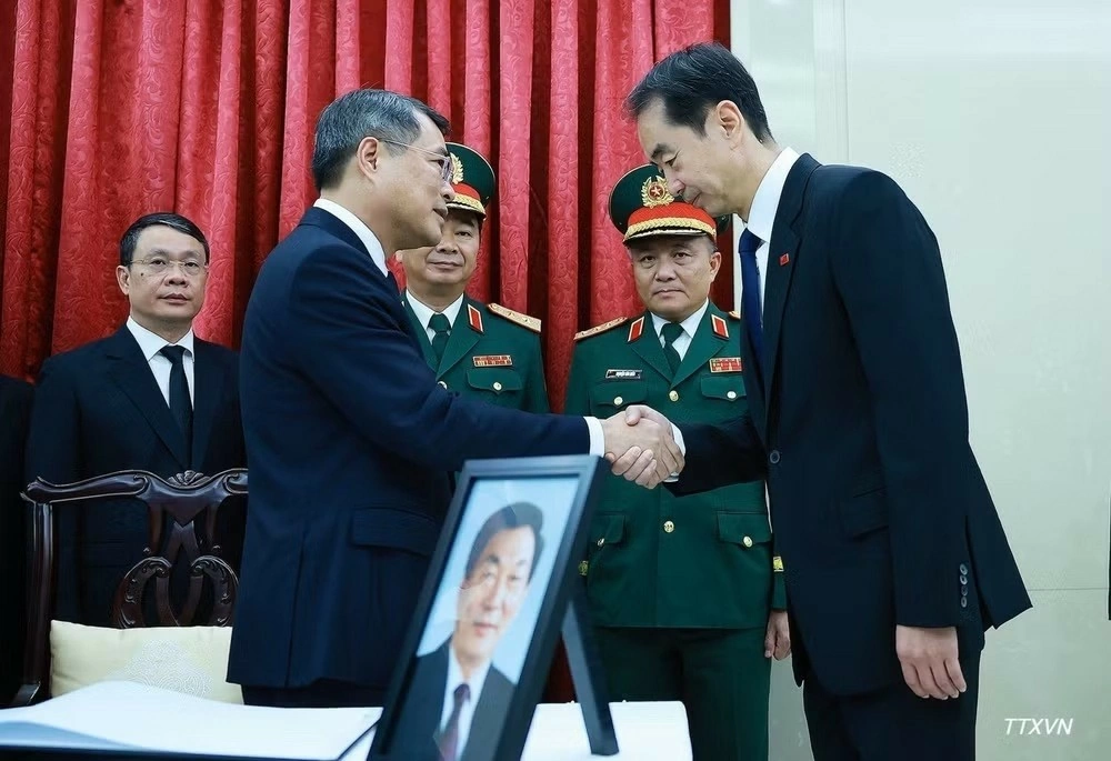 Thủ tướng Lê Minh Hưng dẫn đầu Đoàn đại biểu Đảng, Nhà nước, Mặt trận Tổ quốc Việt Nam viếng nguyên Thủ tướng Quốc vụ viện Trung Quốc Chu Dung Cơ