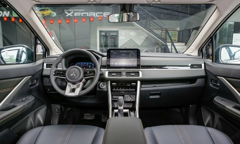 Khoang nội thất Mitsubishi Xpander được thiết kế theo hướng rộng rãi và thực dụng, phù hợp với nhu cầu sử dụng gia đình.