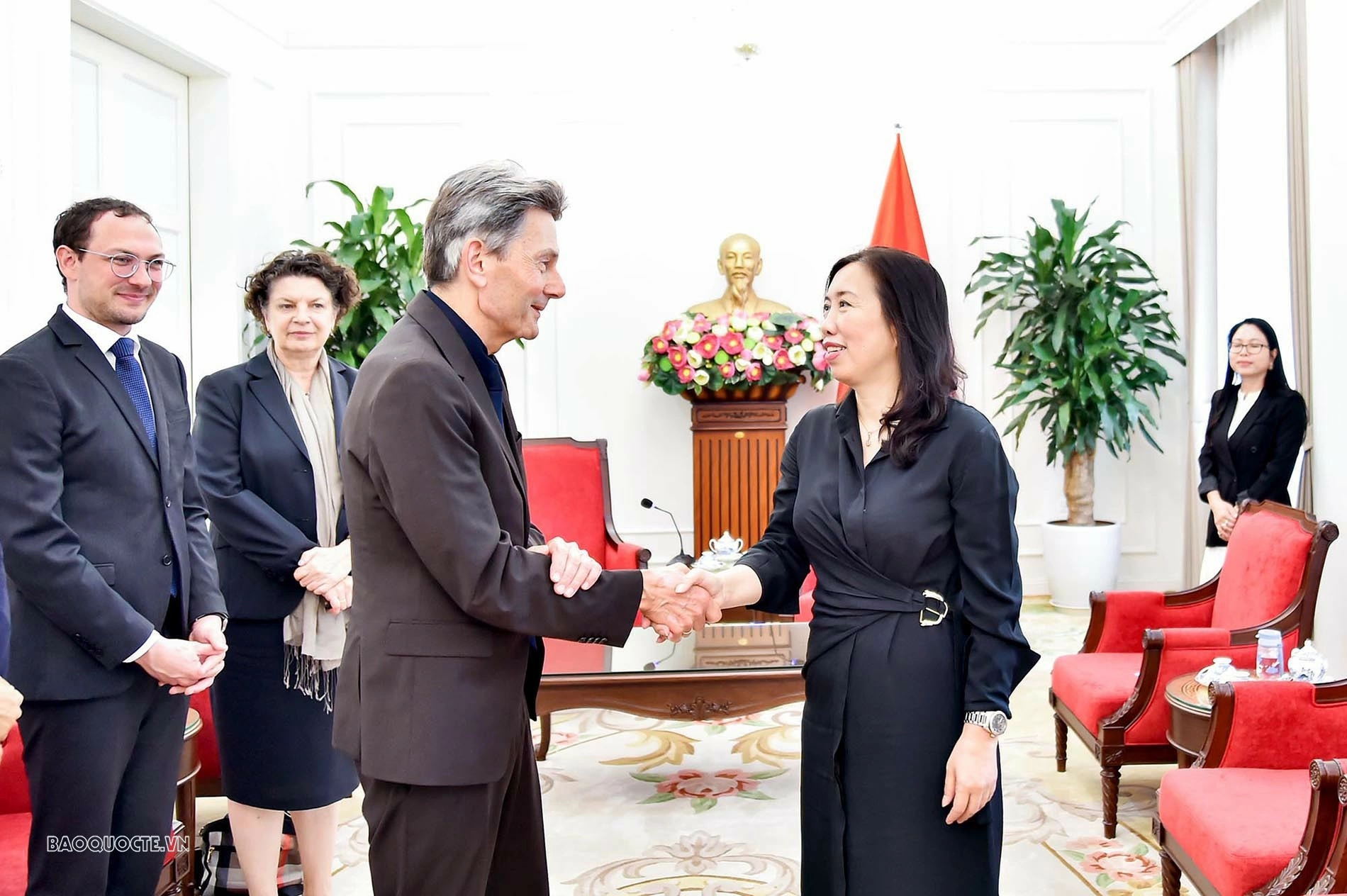 Thứ trưởng Lê Thị Thu Hằng tiếp Nghị sĩ Quốc hội Liên bang Đức Rolf Mutzenich Thứ trưởng Lê Thị Thu Hằng tiếp Nghị sĩ Quốc hội Liên bang Đức Rolf Mutzenich