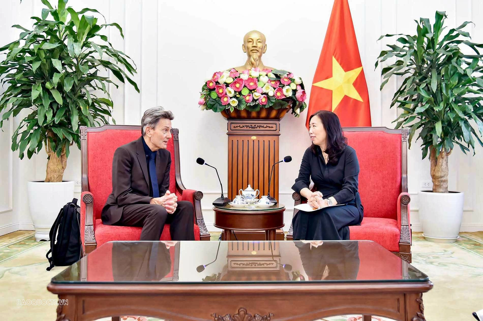 Thứ trưởng Lê Thị Thu Hằng tiếp Nghị sĩ Quốc hội Liên bang Đức Rolf Mutzenich Thứ trưởng Lê Thị Thu Hằng tiếp Nghị sĩ Quốc hội Liên bang Đức Rolf Mutzenich