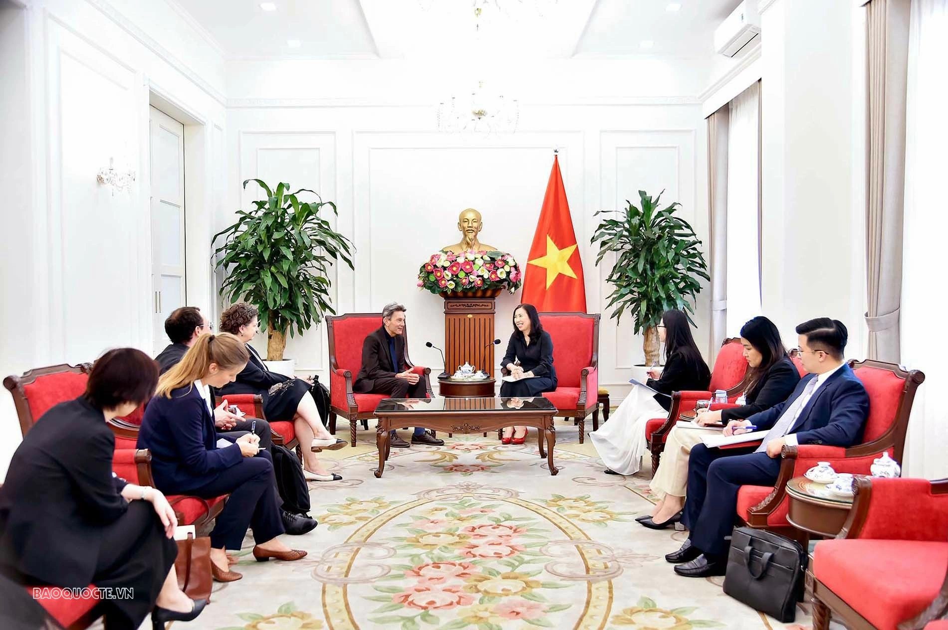Thứ trưởng Lê Thị Thu Hằng tiếp Nghị sĩ Quốc hội Liên bang Đức Rolf Mutzenich Thứ trưởng Lê Thị Thu Hằng tiếp Nghị sĩ Quốc hội Liên bang Đức Rolf Mutzenich