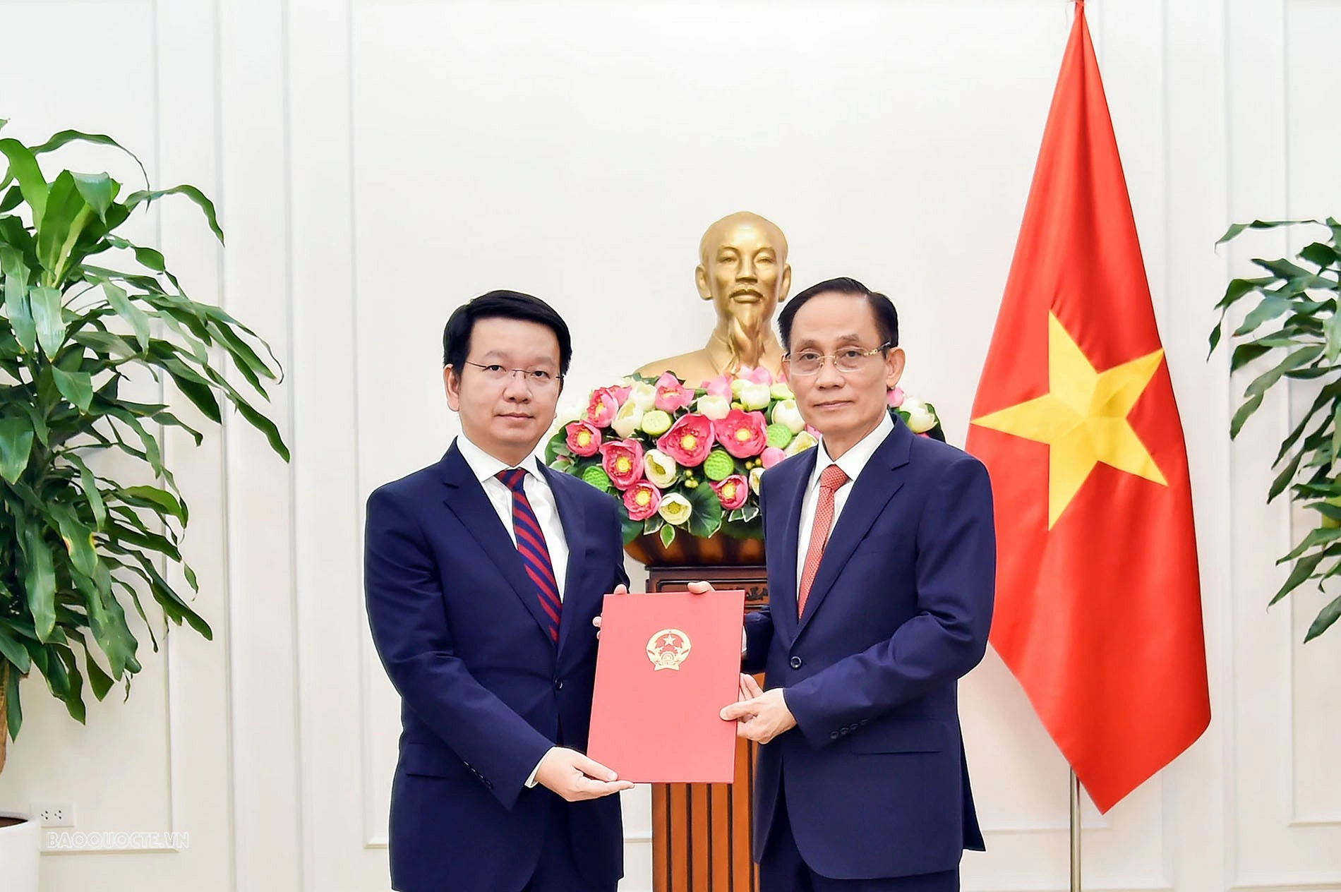 Bộ Ngoại giao trao quyết định bổ nhiệm Thư ký Bộ trưởng và Tổng Lãnh sự Việt Nam tại Sihanoukville Bộ Ngoại giao trao quyết định bổ nhiệm Thư ký Ủy viên Bộ Chính trị, Bộ trưởng Bộ Ngoại giao và Tổng Lãnh sự Việt Nam tại Sihanoukville (Campuchia)