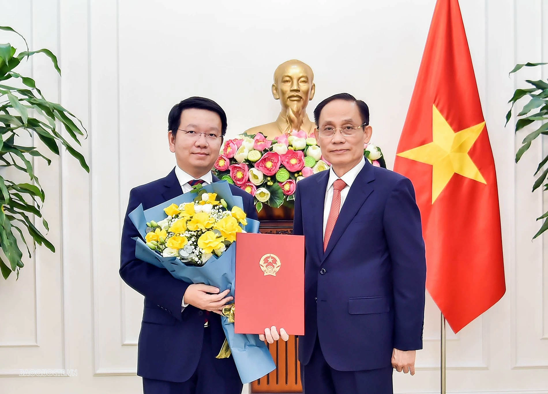 Bộ Ngoại giao trao quyết định bổ nhiệm Thư ký Bộ trưởng và Tổng Lãnh sự Việt Nam tại Sihanoukville Bộ Ngoại giao trao quyết định bổ nhiệm Thư ký Ủy viên Bộ Chính trị, Bộ trưởng Bộ Ngoại giao và Tổng Lãnh sự Việt Nam tại Sihanoukville (Campuchia)