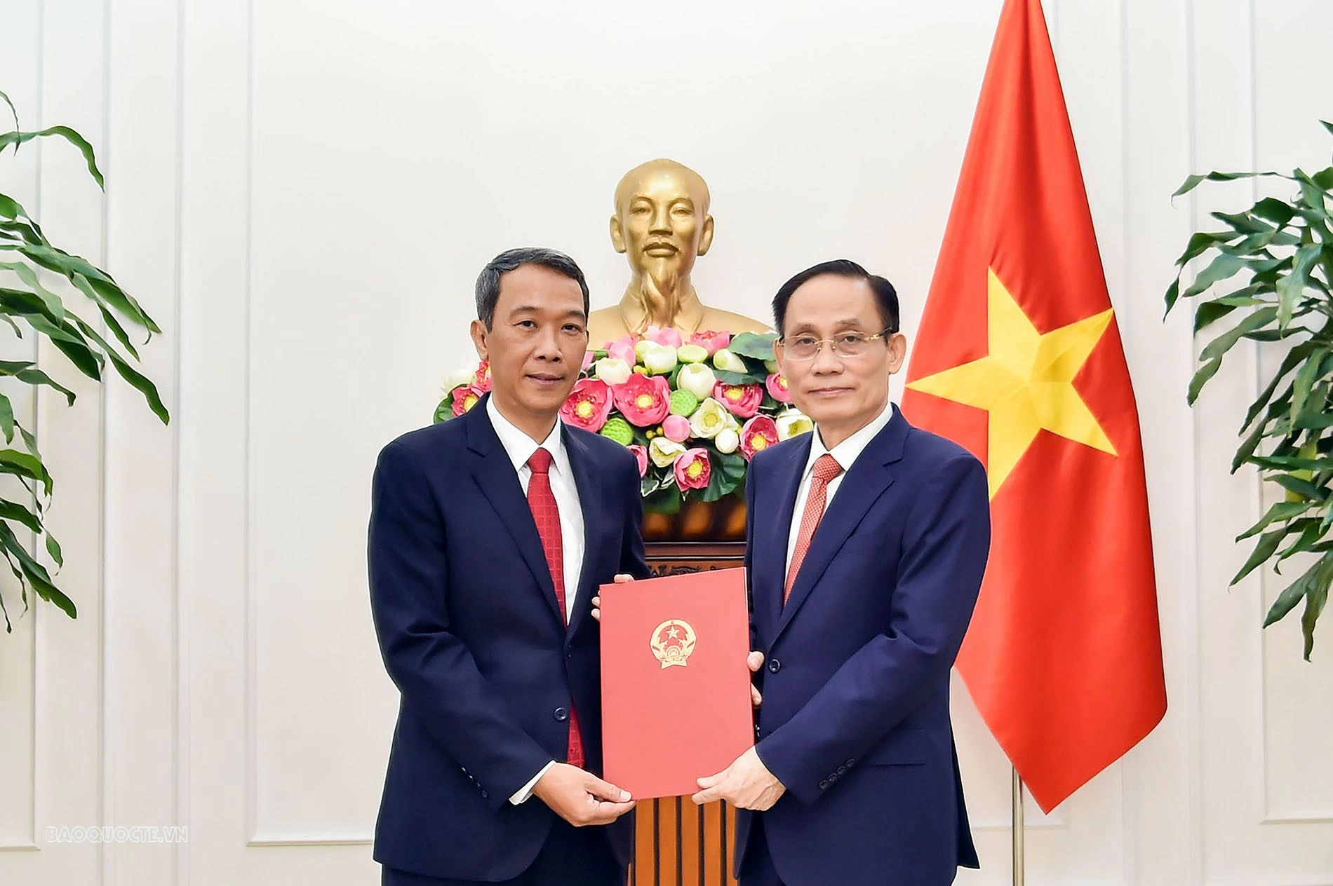 Bộ Ngoại giao trao quyết định bổ nhiệm Thư ký Bộ trưởng và Tổng Lãnh sự Việt Nam tại Sihanoukville Bộ Ngoại giao trao quyết định bổ nhiệm Thư ký Ủy viên Bộ Chính trị, Bộ trưởng Bộ Ngoại giao và Tổng Lãnh sự Việt Nam tại Sihanoukville (Campuchia)
