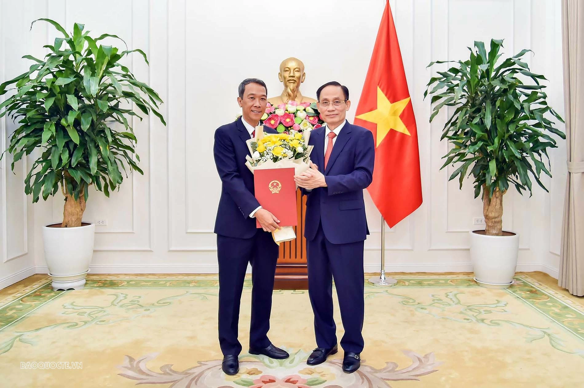 Bộ Ngoại giao trao quyết định bổ nhiệm Thư ký Bộ trưởng và Tổng Lãnh sự Việt Nam tại Sihanoukville Bộ Ngoại giao trao quyết định bổ nhiệm Thư ký Ủy viên Bộ Chính trị, Bộ trưởng Bộ Ngoại giao và Tổng Lãnh sự Việt Nam tại Sihanoukville (Campuchia)