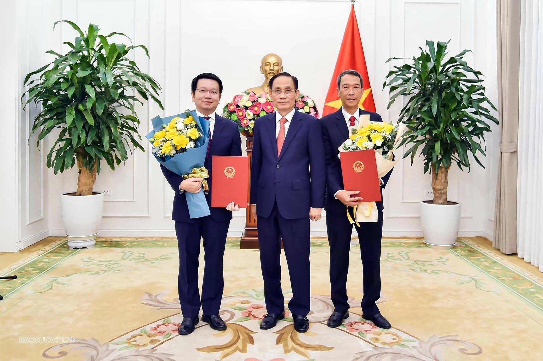 Bộ Ngoại giao trao quyết định bổ nhiệm Thư ký Bộ trưởng và Tổng Lãnh sự Việt Nam tại Sihanoukville Bộ Ngoại giao trao quyết định bổ nhiệm Thư ký Ủy viên Bộ Chính trị, Bộ trưởng Bộ Ngoại giao và Tổng Lãnh sự Việt Nam tại Sihanoukville (Campuchia)
