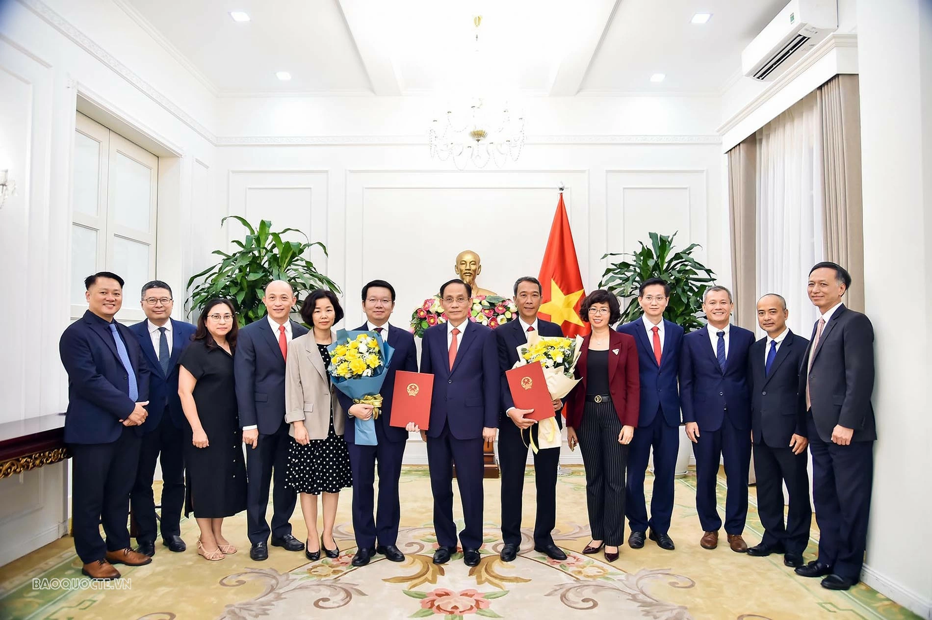 Bộ Ngoại giao trao quyết định bổ nhiệm Thư ký Bộ trưởng và Tổng Lãnh sự Việt Nam tại Sihanoukville Bộ Ngoại giao trao quyết định bổ nhiệm Thư ký Ủy viên Bộ Chính trị, Bộ trưởng Bộ Ngoại giao và Tổng Lãnh sự Việt Nam tại Sihanoukville (Campuchia)