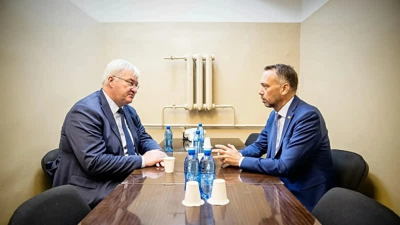 Ngoại trưởng Ukraine Andrii Sybiha và Ngoại trưởng Bỉ Maxime Prevot hội đàm tại Kiev trong bối cảnh còi báo động không kích vang lên tại thủ đô. (Nguồn: Euronews) Ngoại trưởng Ukraine Andrii Sybiha và Ngoại trưởng Bỉ Maxime Prevot hội đàm tại Kiev trong bối cảnh còi báo động không kích vang lên tại thủ đô. (Nguồn: Euronews)