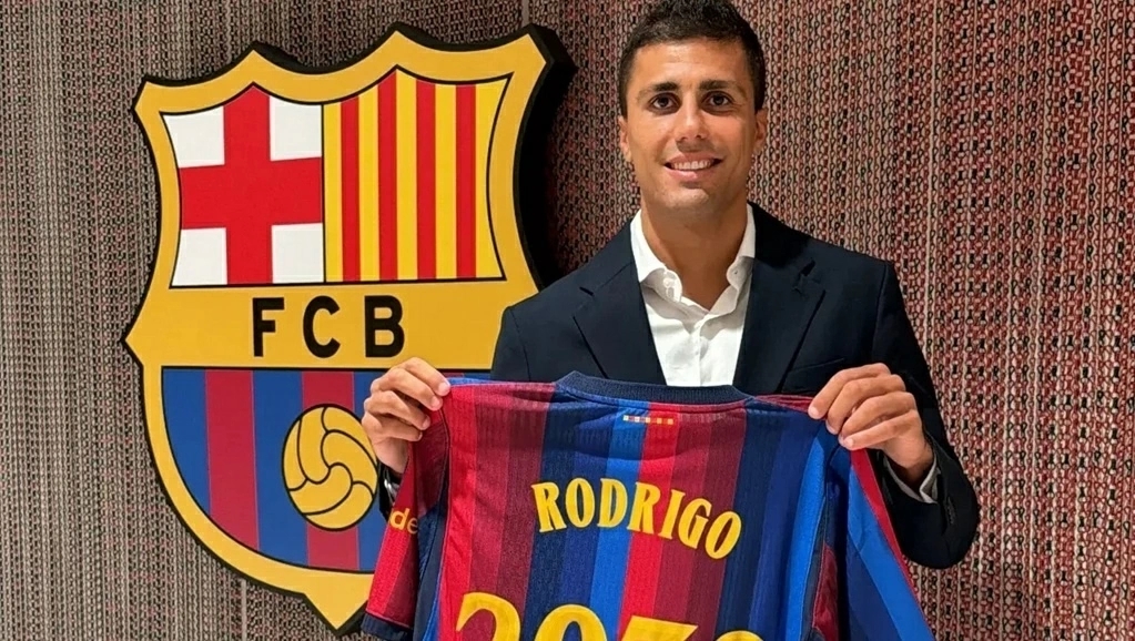 Rodri gia nhập Barcelona, Man City tái thiết tuyến giữa