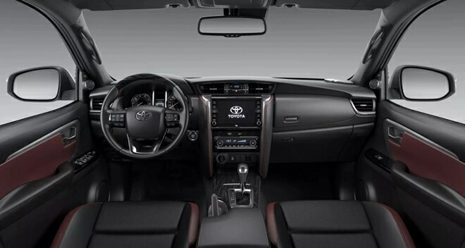 Khoang nội thất Toyota Fortuner được thiết kế theo hướng rộng rãi và thực dụng.
