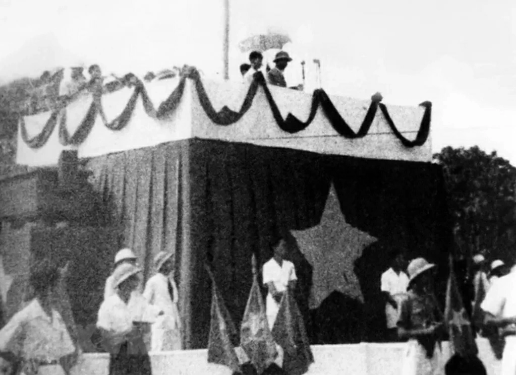 Ngày 2/9/1945, tại Quảng trường Ba Đình, Chủ tịch Hồ Chí Minh đọc Tuyên ngôn Độc lập, khai sinh nước Việt Nam Dân chủ Cộng hòa. Ngày 2/9/1945, tại Quảng trường Ba Đình, Chủ tịch Hồ Chí Minh đọc Tuyên ngôn Độc lập, khai sinh nước Việt Nam Dân chủ Cộng hòa.