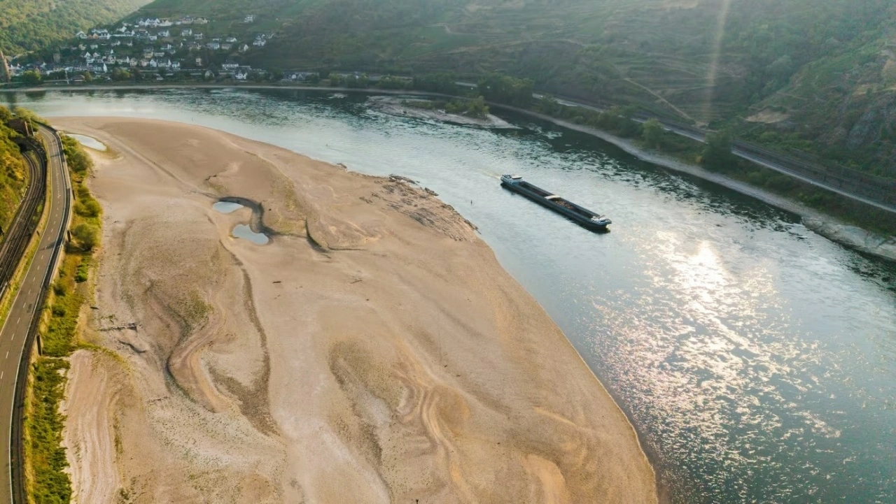 Tàu chở hàng đi qua bãi cát lớn lộ ra trên sông Rhine trong đợt hạn hán và nắng nóng kéo dài, gần Oberwesel, Đức, ngày 30/7/2026. (Nguồn: Getty Images) Tàu chở hàng đi qua bãi cát lớn lộ ra trên sông Rhine trong đợt hạn hán và nắng nóng kéo dài, gần Oberwesel, Đức, ngày 30/7/2026. (Nguồn: Getty Images)