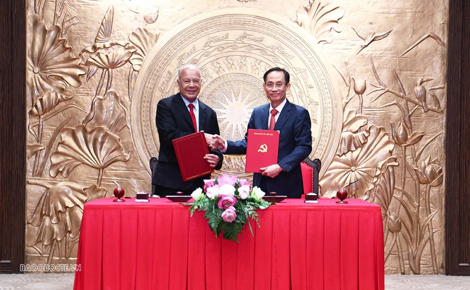 Ủy viên Bộ Chính trị, Bộ trưởng Bộ Ngoại giao Lê Hoài Trung và Tổng Bí thư Alberto Anaya Gutierrez đã thay mặt hai Đảng ký Thỏa thuận hợp tác giai đoạn 2026 - 2031 giữa Đảng Cộng sản Việt Nam và Đảng Lao động Mexico. (Ảnh: Thành Long)