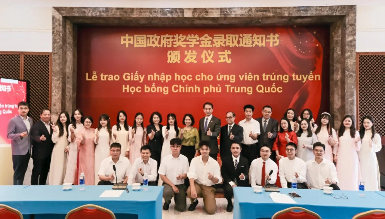 Đại diện Đại sứ quán Trung Quốc tại Việt Nam, Bộ Giáo dục và Đào tạo cùng các tân du học sinh chụp ảnh lưu niệm tại buổi lễ trao giấy nhập học. (Ảnh: Trung Anh) Đại diện Đại sứ quán Trung Quốc tại Việt Nam, Bộ Giáo dục và Đào tạo cùng các tân du học sinh chụp ảnh lưu niệm tại buổi lễ trao giấy nhập học. (Ảnh: Trung Anh)