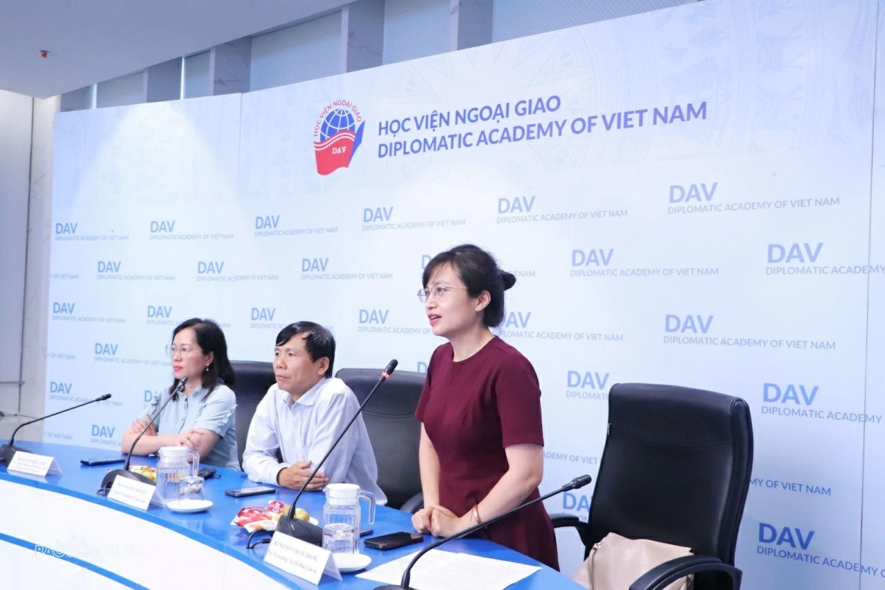 Khai giảng Khóa bồi dưỡng dành cho cán bộ cấp trung và trong diện quy hoạch lãnh đạo quản lý của Bộ Ngoại giao Khai giảng Khóa bồi dưỡng dành cho cán bộ cấp trung và trong diện quy hoạch lãnh đạo quản lý của Bộ Ngoại giao