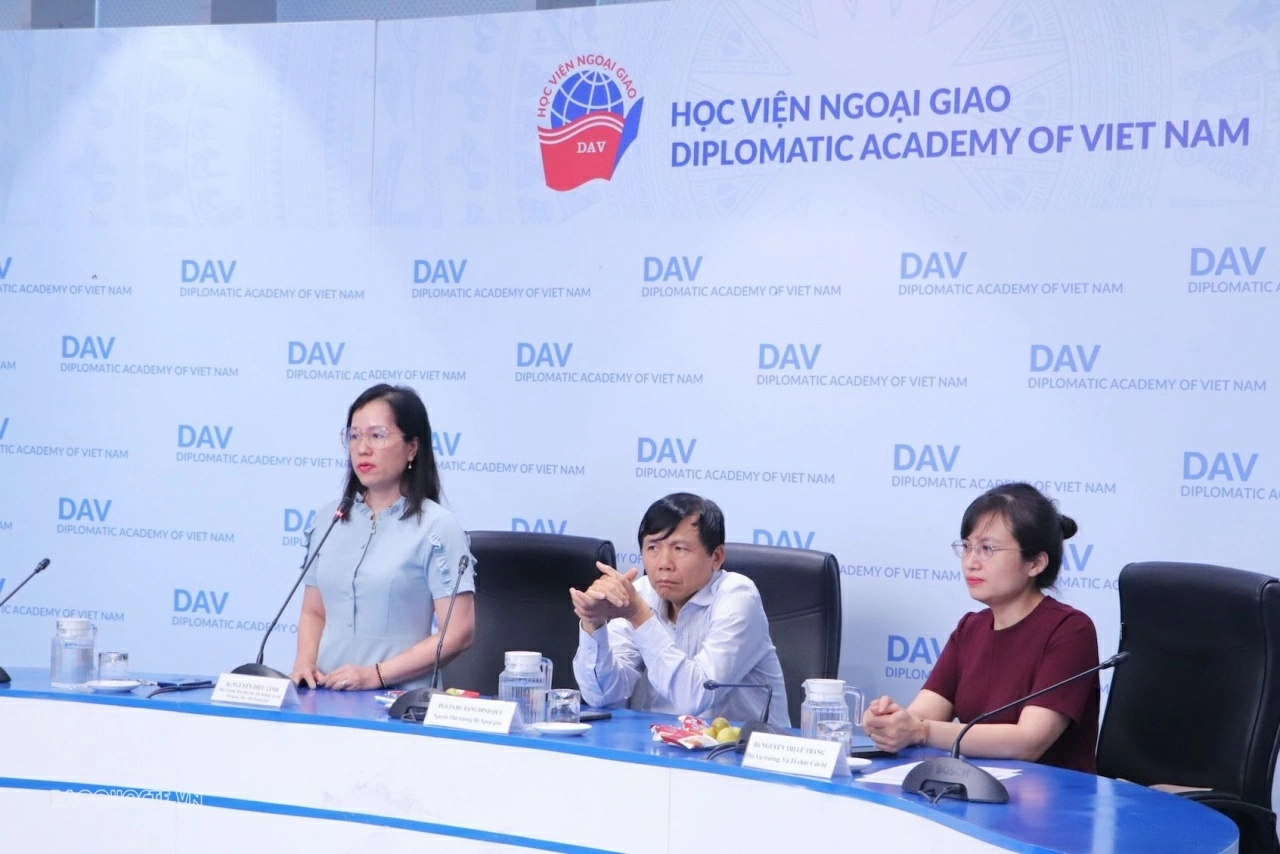Khai giảng Khóa bồi dưỡng dành cho cán bộ cấp trung và trong diện quy hoạch lãnh đạo quản lý của Bộ Ngoại giao Khai giảng Khóa bồi dưỡng dành cho cán bộ cấp trung và trong diện quy hoạch lãnh đạo quản lý của Bộ Ngoại giao