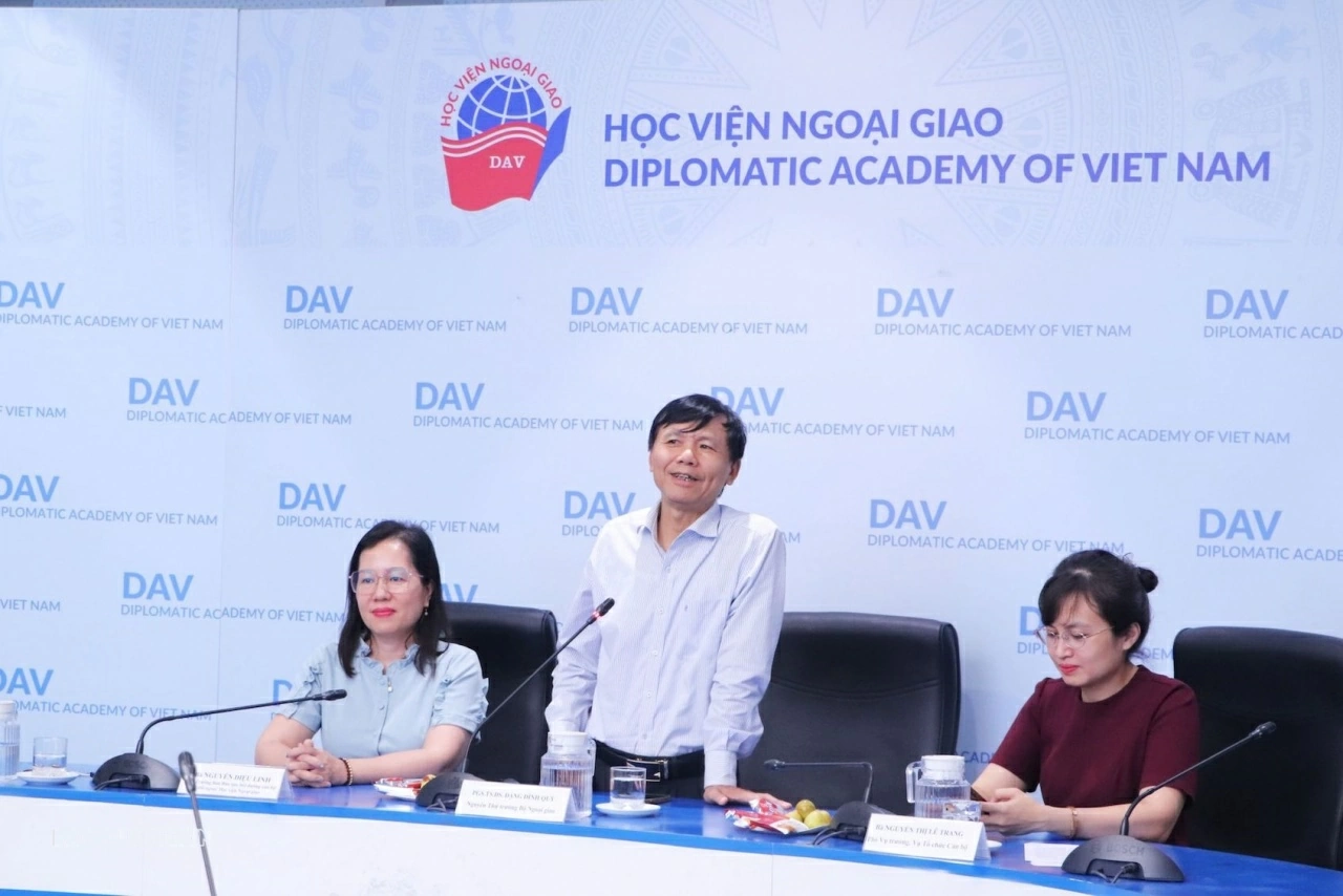 Khai giảng Khóa bồi dưỡng dành cho cán bộ cấp trung và trong diện quy hoạch lãnh đạo quản lý của Bộ Ngoại giao Khai giảng Khóa bồi dưỡng dành cho cán bộ cấp trung và trong diện quy hoạch lãnh đạo quản lý của Bộ Ngoại giao