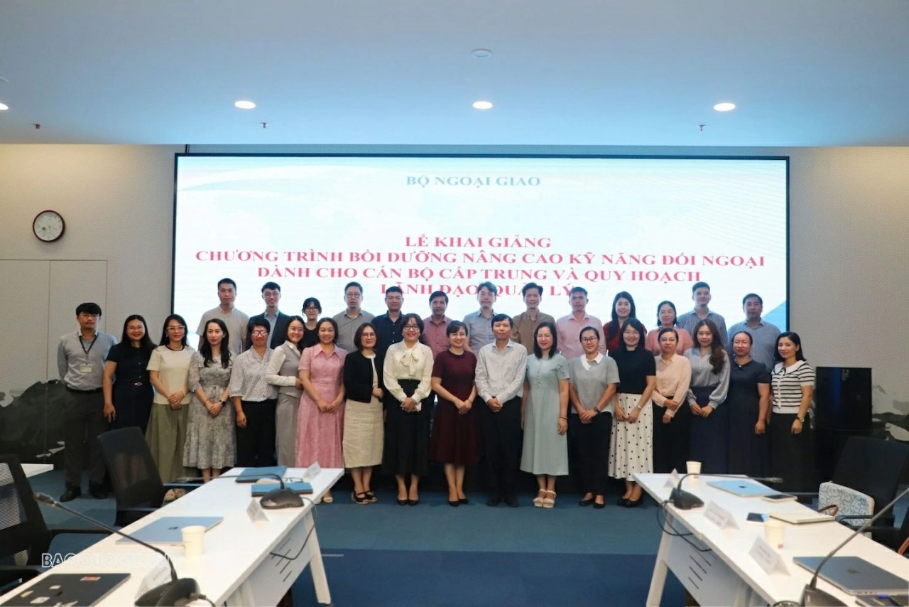 Khai giảng Khóa bồi dưỡng dành cho cán bộ cấp trung và trong diện quy hoạch lãnh đạo quản lý của Bộ Ngoại giao Khai giảng Khóa bồi dưỡng dành cho cán bộ cấp trung và trong diện quy hoạch lãnh đạo quản lý của Bộ Ngoại giao