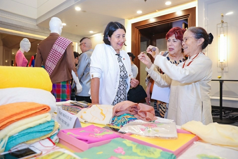 Sắc màu ASEAN lan tỏa tình hữu nghị tại Hà Nội