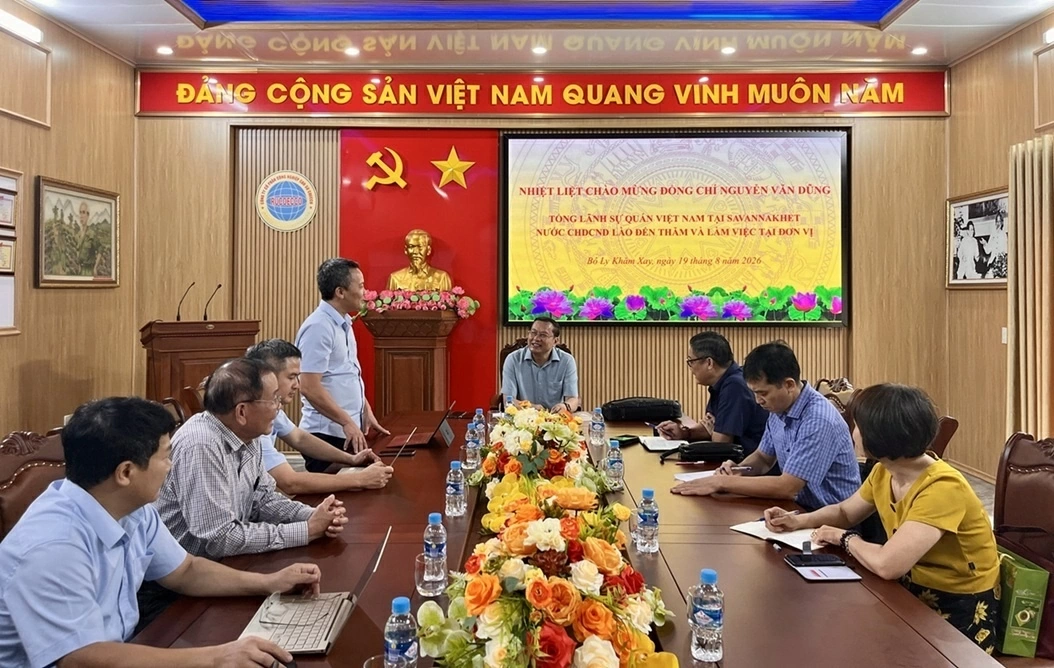 Tổng Lãnh sự Việt Nam tại Trung Lào thăm và làm việc với Công ty Cao su COECCO tại Bolikhamxay