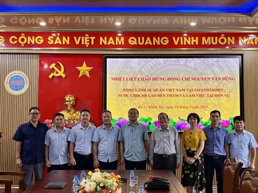 Tổng Lãnh sự Việt Nam tại Trung Lào thăm và làm việc với Công ty Cao su COECCO tại Bolikhamxay