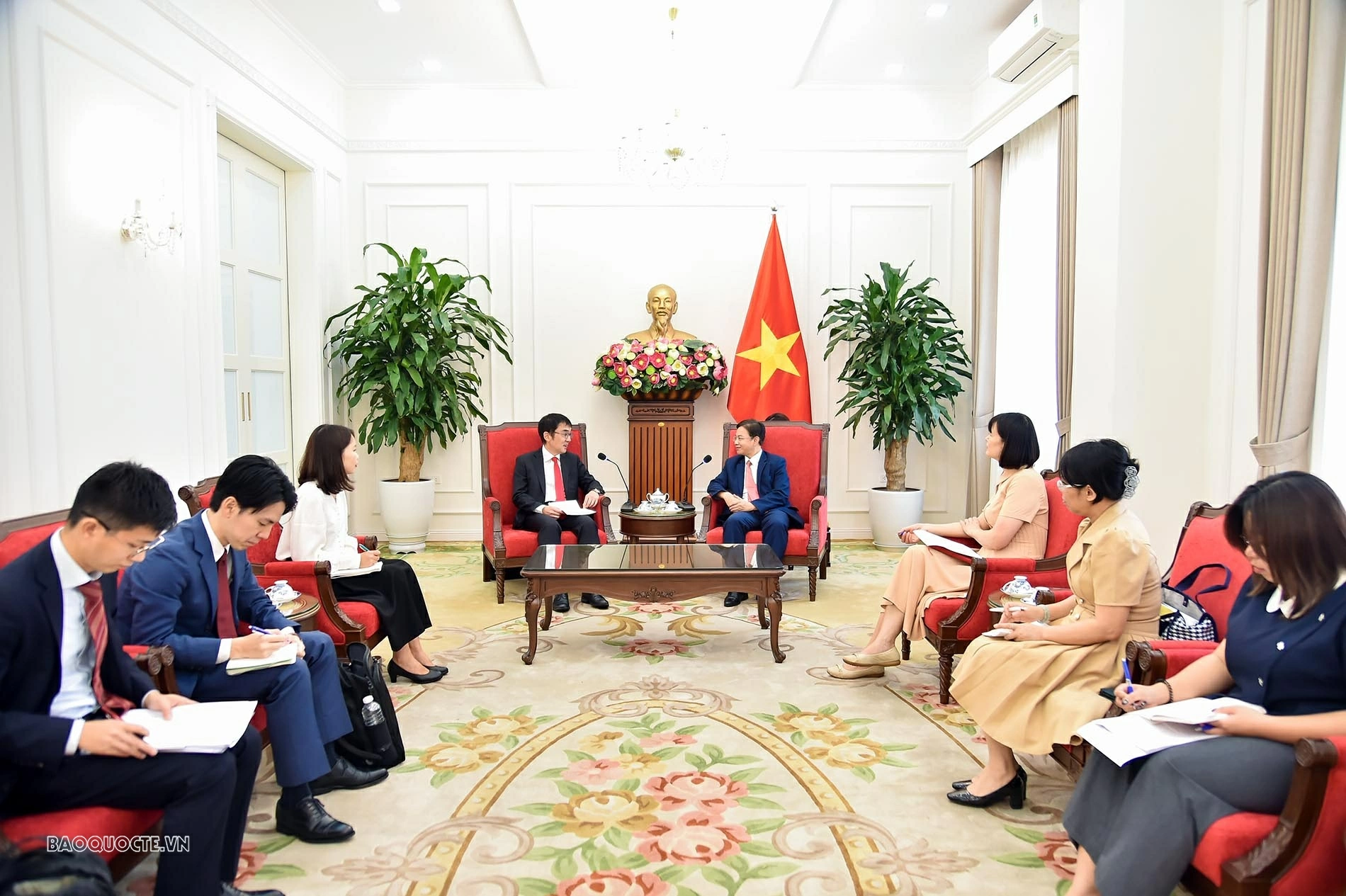 Thứ trưởng Ngoại giao Ngô Lê Văn tiếp Chủ tịch Viện Nghiên cứu Kinh tế ASEAN - Đông Á (ERIA)