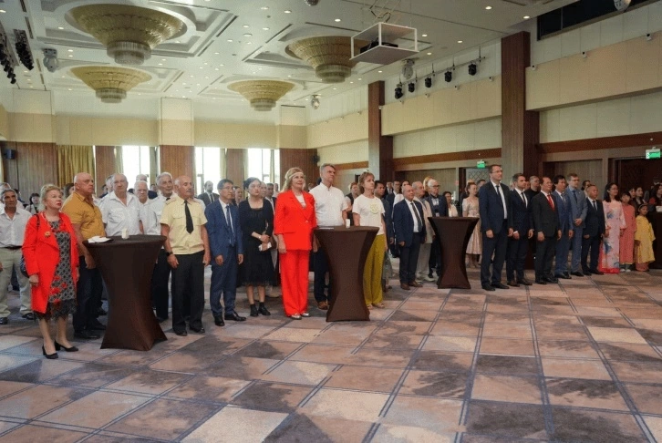Các đại biểu chào cờ tại Lễ kỷ niệm.