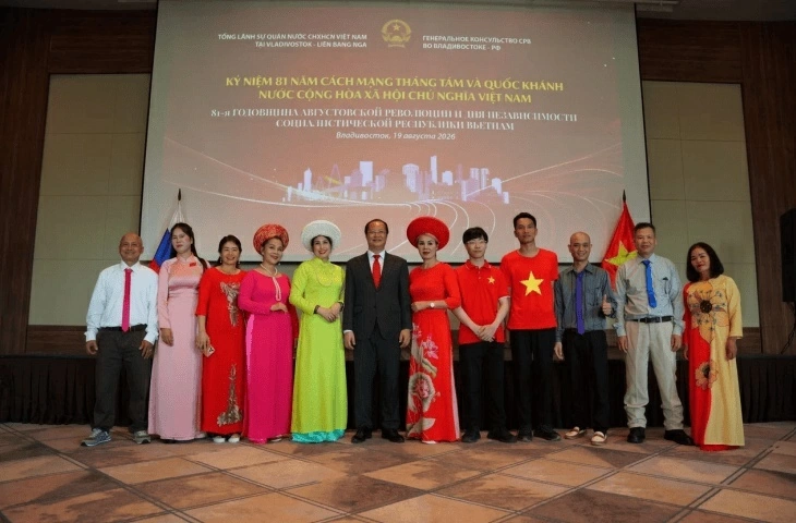 Tổng lãnh sự Nguyễn Việt Kiên cùng đội văn nghệ cộng đồng.