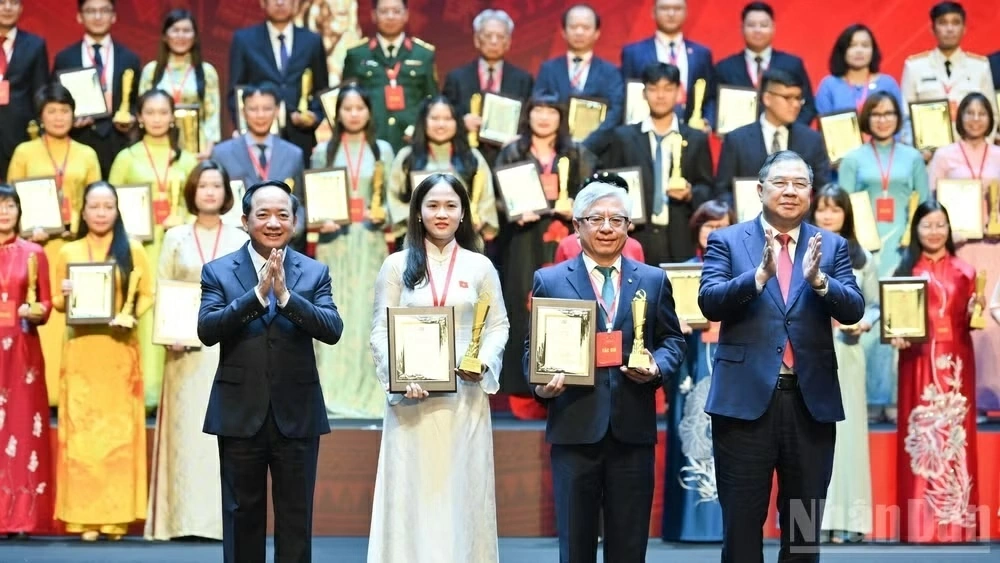 Trao Giải Cuộc thi chính luận về bảo vệ nền tảng tư tưởng của Đảng trong Đảng bộ Chính phủ lần thứ 2 Trao Giải Cuộc thi chính luận về bảo vệ nền tảng tư tưởng của Đảng trong Đảng bộ Chính phủ lần thứ 2