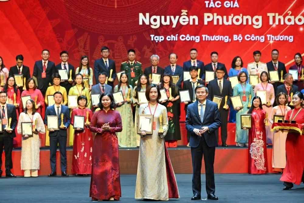 Trao Giải Cuộc thi chính luận về bảo vệ nền tảng tư tưởng của Đảng trong Đảng bộ Chính phủ lần thứ 2 Trao Giải Cuộc thi chính luận về bảo vệ nền tảng tư tưởng của Đảng trong Đảng bộ Chính phủ lần thứ 2