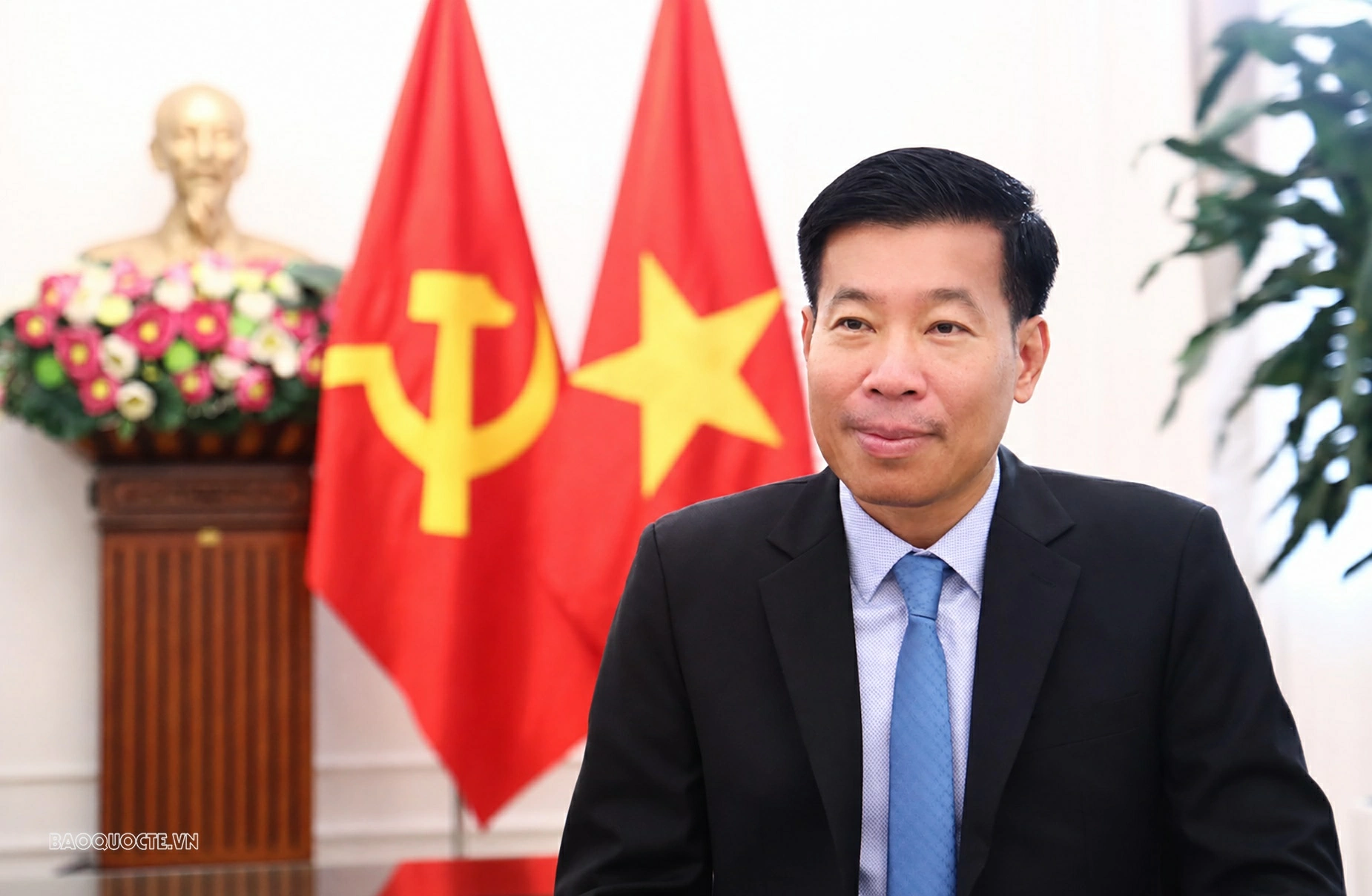 Đồng chí Nguyễn Mạnh Cường, Ủy viên Trung ương Đảng, Phó Bí thư Thường trực Đảng ủy Bộ, Thứ trưởng Bộ Ngoại giao trả lời phỏng vấn báo chí. (Ảnh: Thành Long)