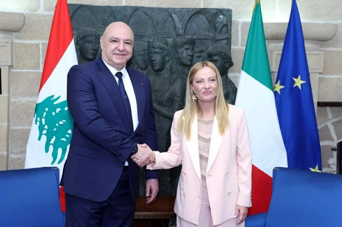 Tổng thống Joseph Aoun bắt tay với Thủ tướng Ý Giorgia Meloni vào thứ Sáu, ngày 21 tháng 8 năm 2026. (Ảnh được đăng tải trên X bởi Phủ Tổng thống Lebanon /@LBpresidency)