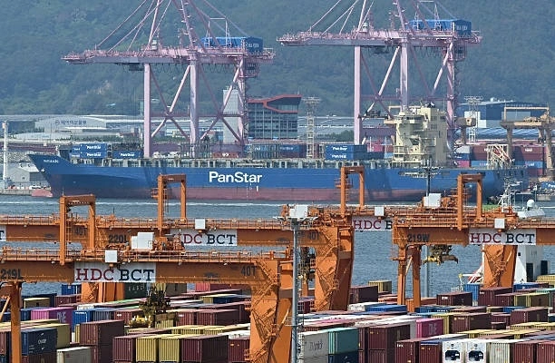 Tàu container PanStar Acro neo tại cảng Busan ngày 22/8, chuẩn bị thử nghiệm tuyến hàng hải qua Bắc Cực đến châu Âu. (Nguồn: Getty Images)