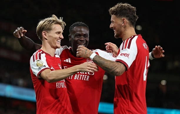 Martin Ødegaard ăn mừng bàn thắng nâng tỷ số lên 3-0 cùng Bukayo Saka và Ben White trong trận Arsenal gặp Coventry City tại Premier League. (Nguồn: Getty Images)