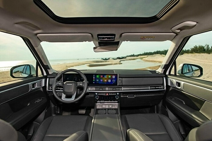 Khoang nội thất Hyundai Santa Fe được thiết kế theo hướng rộng rãi và hiện đại. Khoang nội thất Hyundai Santa Fe được thiết kế theo hướng rộng rãi và hiện đại.