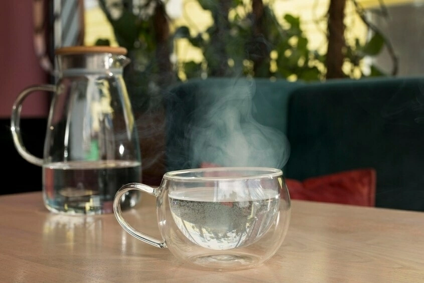 Chuyên gia y tế chỉ ra lợi ích vượt trội của thói quen uống nước ấm vào buổi sáng với hệ tiêu hóa