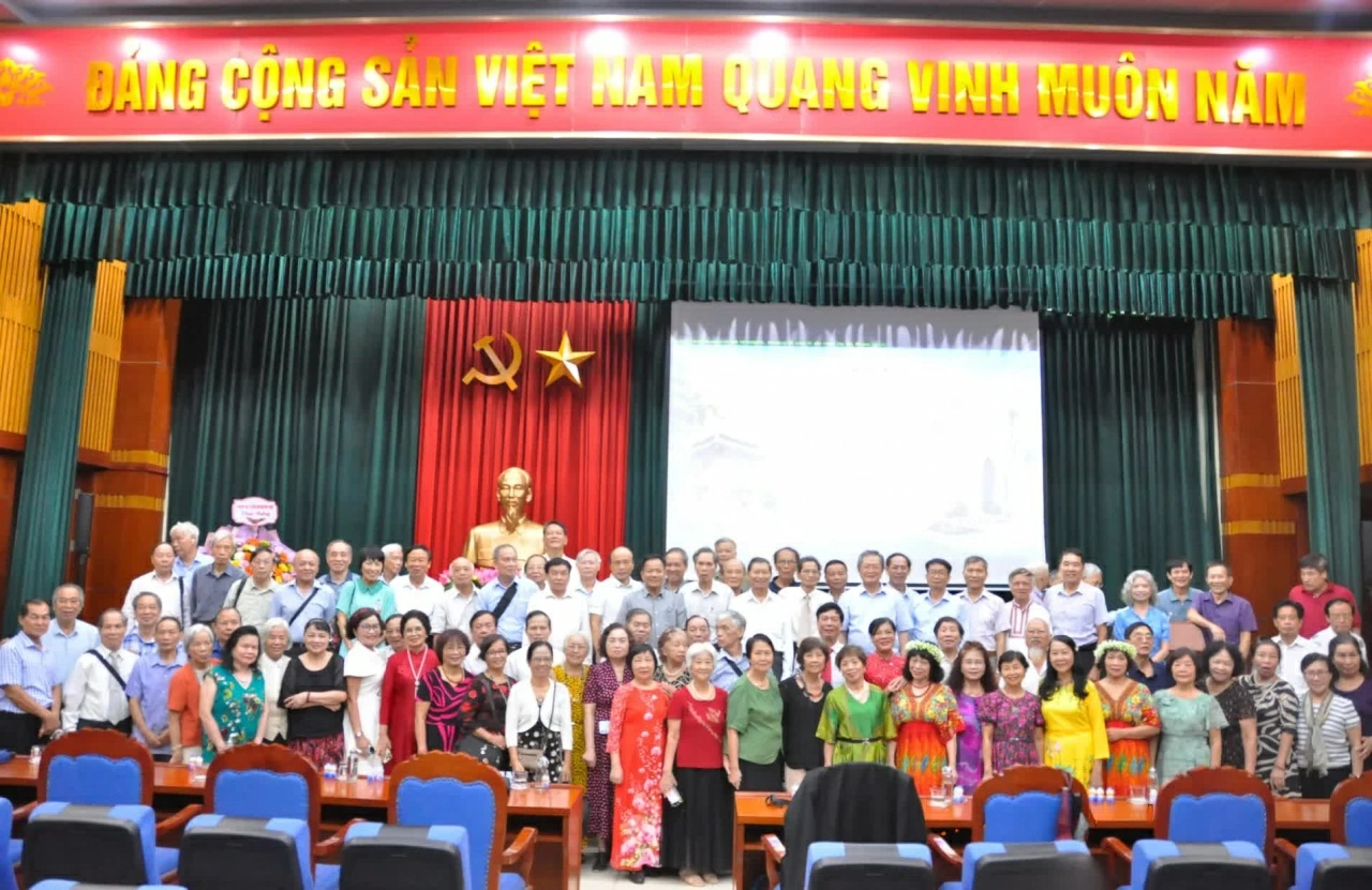 Các đại biểu chụp ảnh lưu niệm tại lễ kỷ niệm 30 năm thành lập Hội Hữu nghị Việt Nam-Uzbekistan. (Ảnh: Trung Anh)