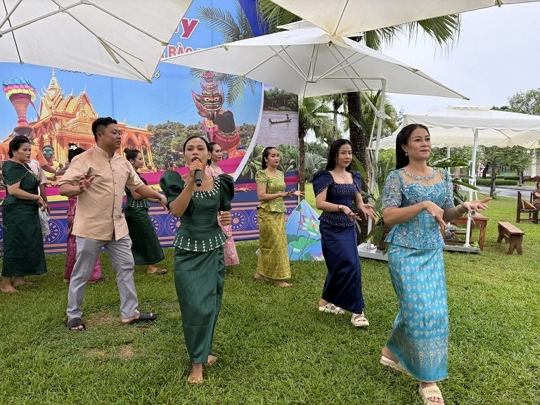 Hương vị và tình người miền Tây hội tụ tại Làng Văn hóa – Du lịch các dân tộc Việt Nam