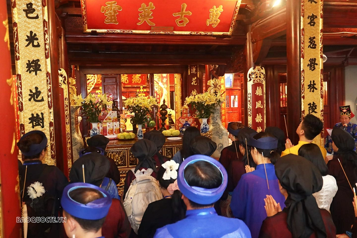 Đoàn giáo viên kiều bào làm lễ dâng hương tại tại Đền Đô, Bắc Ninh. (Ảnh: Thành Long)
